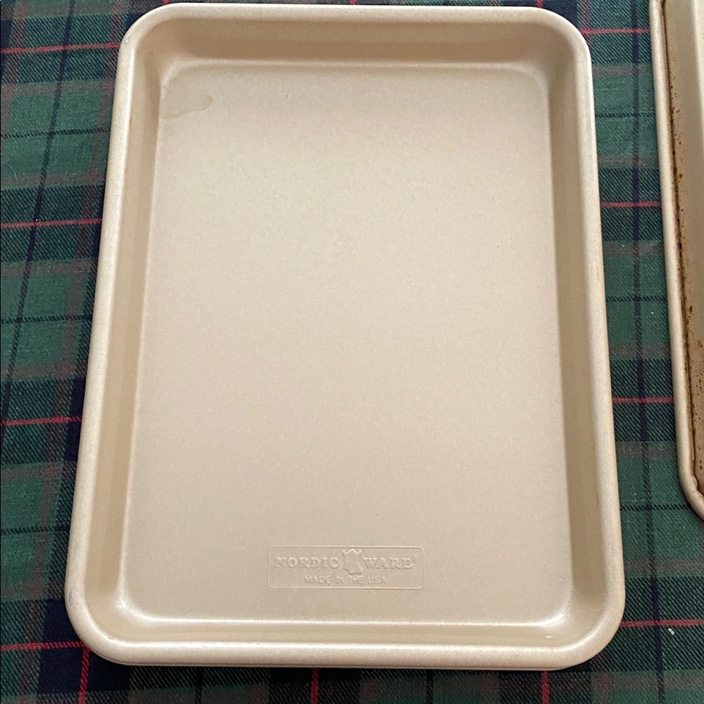 4- Nordic Ware Gold Non-Stick Quarter Sheet Pans - Picture 4 of 9
